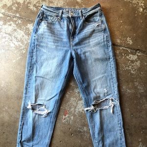 American Eagle Highwaisted Curvy Mom Jeans